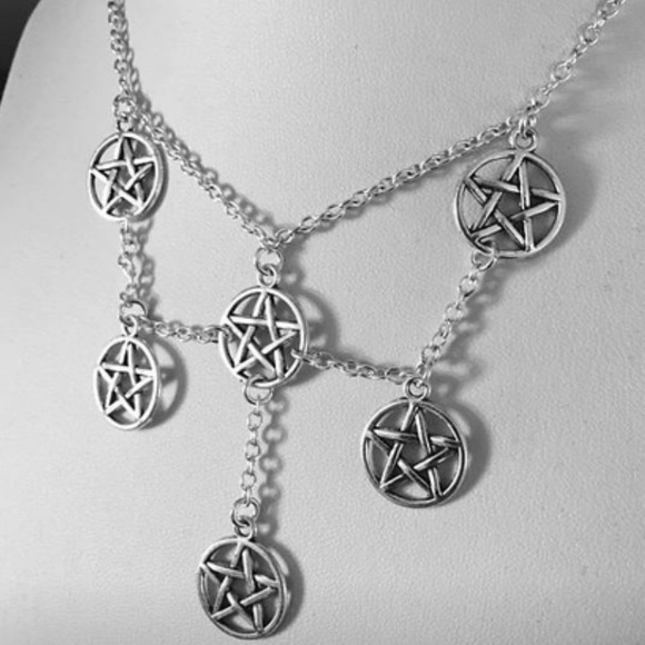 ❌SOLD❌Silver toned pentagram necklace - Picture 2 of 6